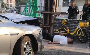 (影) 惡意連續倒車撞擊! 不滿自行車攔路 傳瀋陽市長之子將人撞到骨盆碎