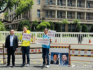 政院昨發生「國旗倒掛」事件 新黨抗議人士：不能草草帶過