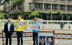 政院昨發生「國旗倒掛」事件 新黨抗議人士:不能草草帶過