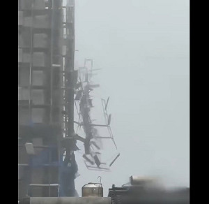 （影）畫面驚怵！楊柳襲台  強陣風刮飛台東社會住宅鷹架