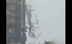 （影）畫面驚怵！楊柳襲台  強陣風刮飛台東社會住宅鷹架