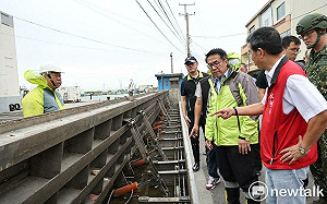 黃偉哲視察青鯤鯓青山漁港防颱整備  指示相關單位嚴防海水倒灌