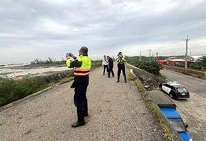 颱風天竟至布袋鎮海邊釣魚  28歲男疑落水遭浪捲走