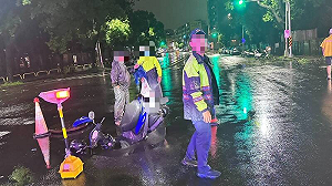 颱風釀禍！道路人孔蓋位移 機車騎士險墜洞口