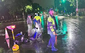 颱風釀禍！道路人孔蓋位移 機車騎士險墜洞口