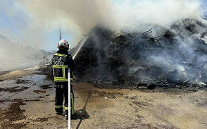 大甲掩埋場廢木悶燒火警   消防人員急搶救滅火
