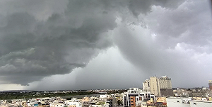 (影)楊柳颱風後南部仍豪雨！鄭明典曬「壯觀雨瀑」示警：夾雜閃電發展中