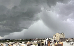 (影)楊柳颱風後南部仍豪雨！鄭明典曬「壯觀雨瀑」示警：夾雜閃電發展中
