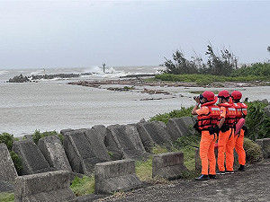 無視颱風警戒！男釣客遭大浪捲走失蹤  海巡署：同行友人最重罰25萬元