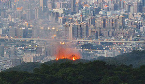 20歲男遊新北大同山觀景台爬電塔疑拍照觸電! 燒成焦屍釀火災停電