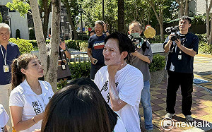 推核三延役公投車掃前擦防曬乳　黃國昌擠太多變「小白臉」 