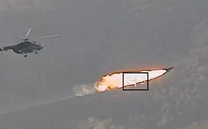 (影) 載加特林獵殺無人機! 烏Mi-8直升機大改裝 特級飛行員空中擊落「小摩托」