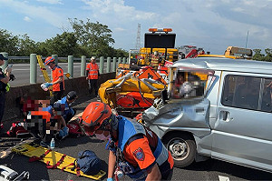 嘉義民和國中棒球隊國道車禍　8傷送醫