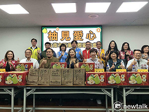 陳怡珍蔡旺詮青果西施攜手企業團體  力挺果農送文旦助弱勢過佳節