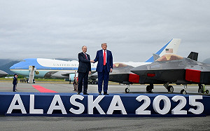 美俄峰會登場！川普、普丁一同走紅毯開心合影 2人燦笑握手畫面曝