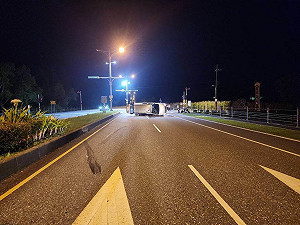 花蓮男疑閃貓車輛失控翻覆　車內7人擦挫傷