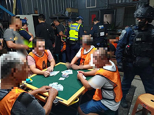 台南警破獲「妞妞紙牌」職業賭場　逮22人送辦