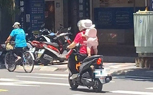 離譜！永和婦人戴童僅繩綁　幼兒站後座未戴安全帽畫面曝光