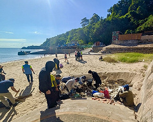 馬管處聯手環團  仁愛沙灘清出150公斤垃圾