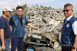 彭啓明目睹嘉縣光電業違規破碎浮板 令19日前改善