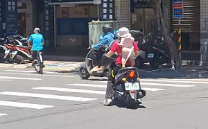 (影)驚悚畫面引公憤！新北女騎車讓嬰兒站後座 沒戴安全帽僅用繩綁
