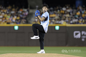 楊勇緯首度登上大巨蛋  為富邦悍將開球直呼新奇