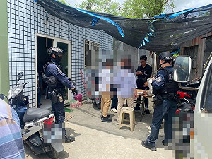 山區廢棄車場藏賭場　高市警攻堅逮主嫌賭客共32人