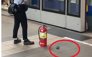 (影)北捷淡水信義線旅客手機燒焦突冒濃煙  現場混亂畫面曝光