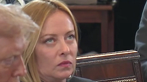 (影) 白宮峰會焦點跑偏! 梅洛尼翻白眼畫面全都露 澤連斯基穿搭被川普讚「不錯」