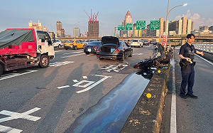 忠孝橋驚悚車禍！26歲騎士自撞橋墩後遭輾傷重送醫不治