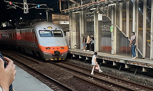 桃園女子落軌 自強號急煞僅差10秒撞上！網讚：台鐵司機心理素質真強大