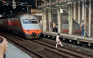 桃園女子落軌 自強號急煞僅差10秒撞上！網讚：台鐵司機心理素質真強大