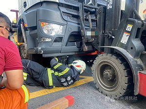 桃園曳引車疑未注意車前狀況　輾斃過馬路老婦