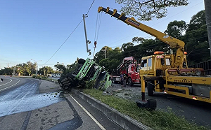 苗栗台1線曳引車自撞翻覆   南下車道封閉近4小時