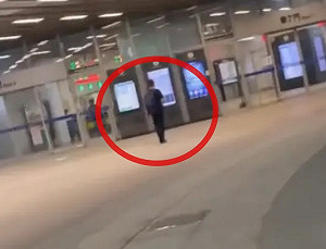 高捷車站男子持刀亂逛竟無人在意！報警民眾PO網呼籲：別一直低頭玩手機