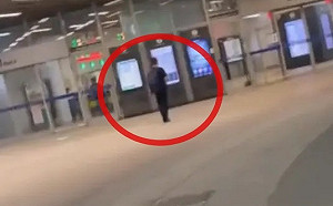 高捷車站男子持刀亂逛竟無人在意！報警民眾PO網呼籲：別一直低頭玩手機