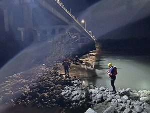 遭警攔查2人棄車逃跑！女乘客竟跳入北港大橋水中 警消忙搜救