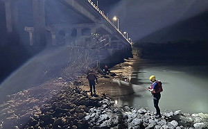 遭警攔查2人棄車逃跑！女乘客竟跳入北港大橋水中 警消忙搜救