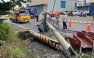 高雄燕巢513戶突停電！曳引車鋼材撞斷電線桿 台電將索賠