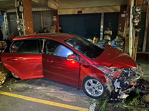 高雄婦人酒駕自撞深感懊悔！路邊3車、電桿慘遭波及