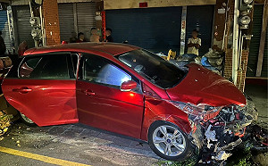 高雄婦人酒駕自撞深感懊悔！路邊3車、電桿慘遭波及