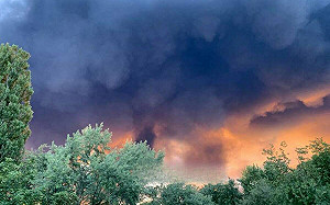 (影) 扎波羅熱燃料列車挨轟起火爆炸! 濃煙蔽天 大量俄軍傷亡