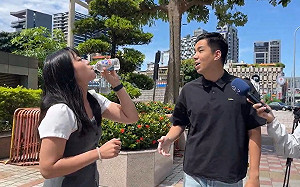 陳聖文帶「蘭嶼水」闖國民黨部  藍發言人當場打開喝