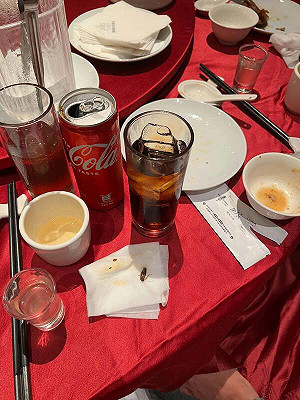 櫻桃鴨名店可樂驚見蟑螂！網揭去年醋飲也「加料」！衛生局介入稽查