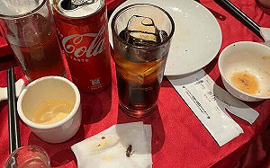 櫻桃鴨名店可樂驚見蟑螂！網揭去年醋飲也「加料」！衛生局介入稽查