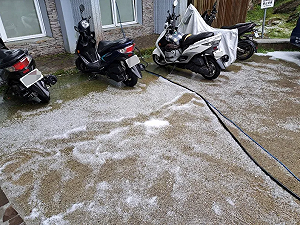 合歡山突降冰雹持續10分鐘!松雪樓上演夏天白色奇景