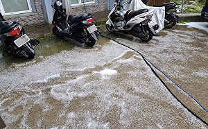 合歡山突降冰雹持續10分鐘！松雪樓上演夏天白色奇景 