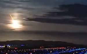 (影)日本多地目擊「超巨大火球」劃破夜空瞬間全白 專家：疑隕石衝擊