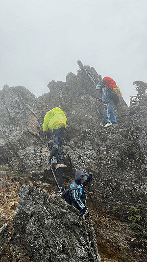 玉山東峰2山友遭雷擊  搜救員接觸傷者撤至排雲山莊
