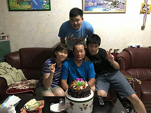 挺過27天54次放療 癌友喜見兒子上台領獎